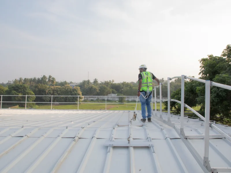 TsaF aluminium barricade guardrail on an industrial roof