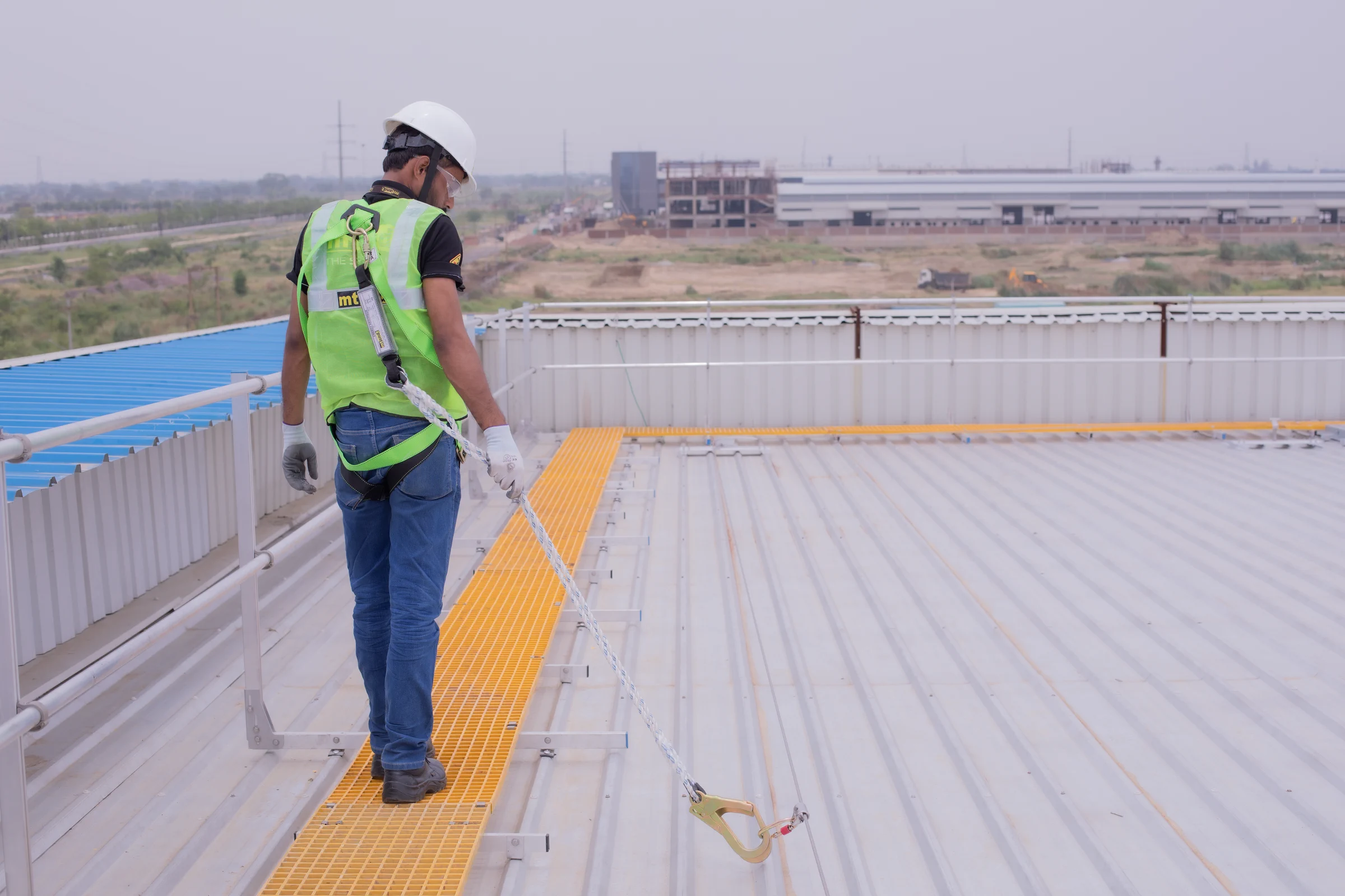 TsaF horizontal lifeline system installed on an industrial metal roof