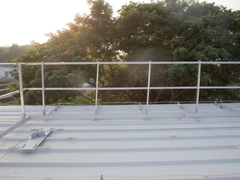 TsaF rooftop barricade guardrail along a roof edge